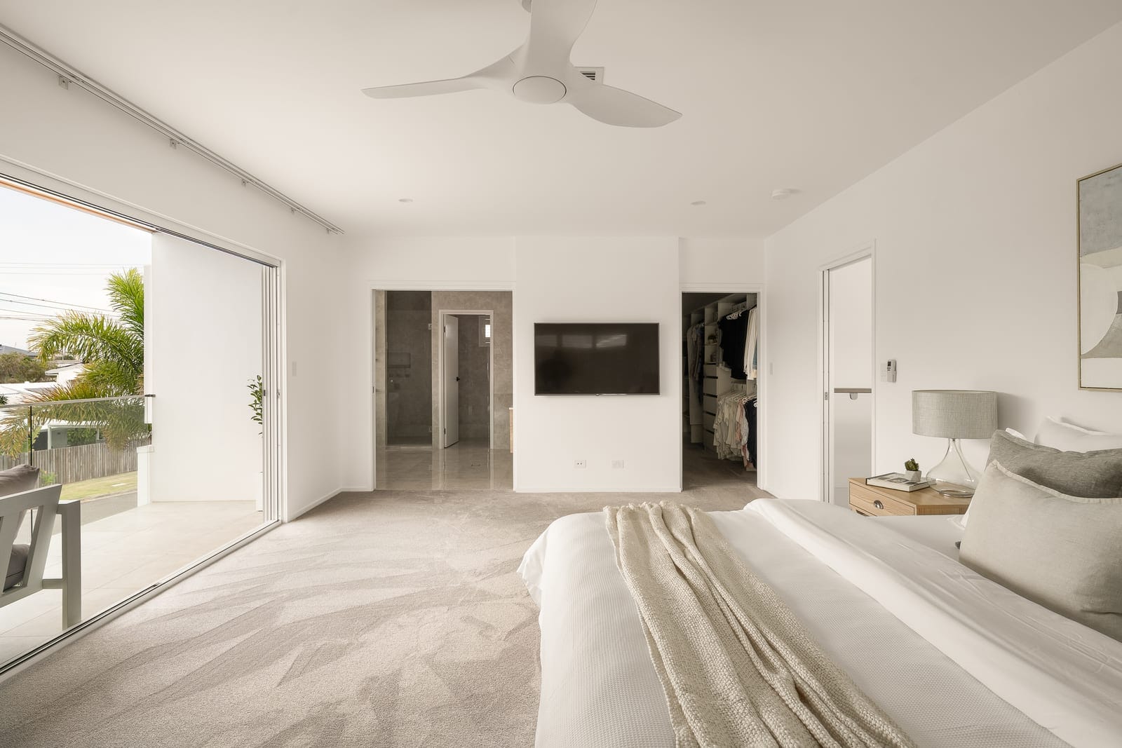 Design Perfection, Luxury Coastal Living with the Lot!