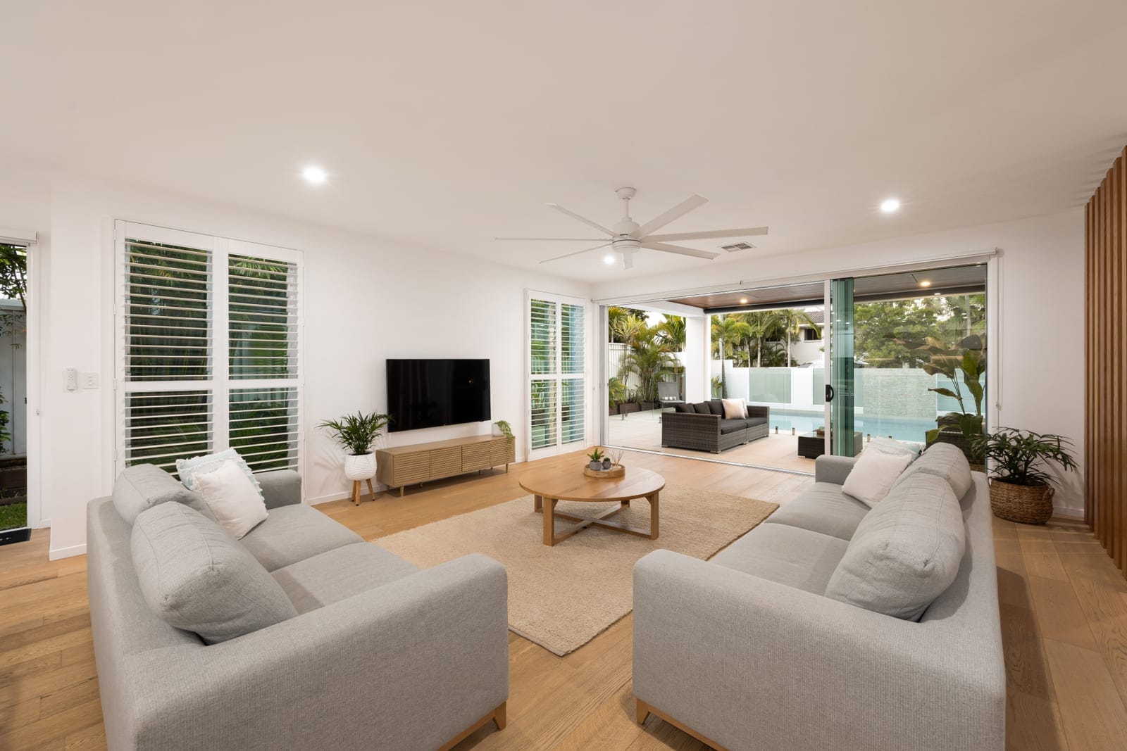 Design Perfection, Luxury Coastal Living with the Lot!