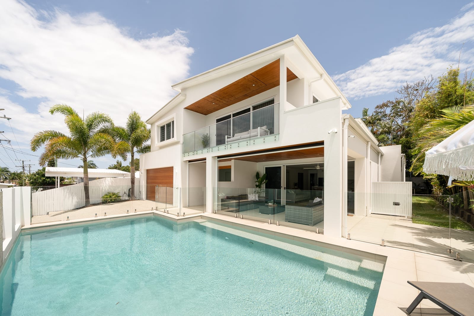 Design Perfection, Luxury Coastal Living with the Lot!