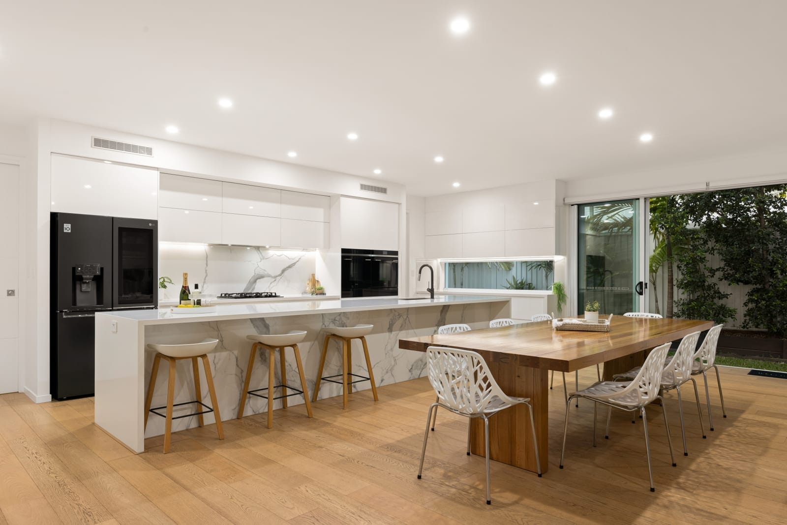 Design Perfection, Luxury Coastal Living with the Lot!