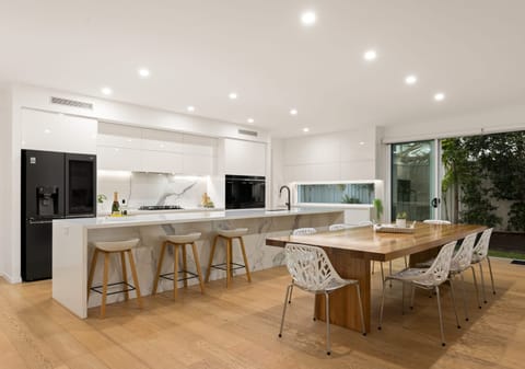 Design Perfection, Luxury Coastal Living with the Lot!
