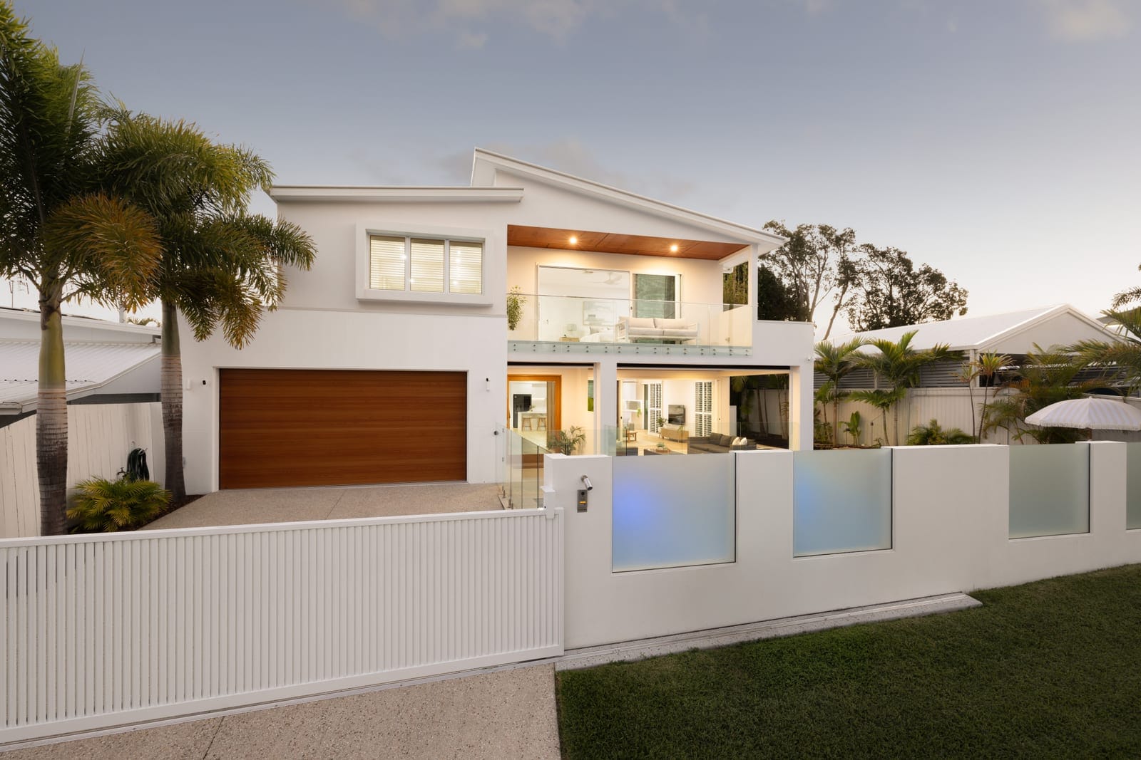 Design Perfection, Luxury Coastal Living with the Lot!