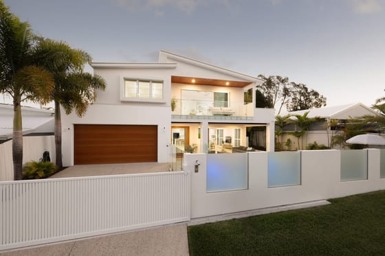 Design Perfection, Luxury Coastal Living with the Lot!