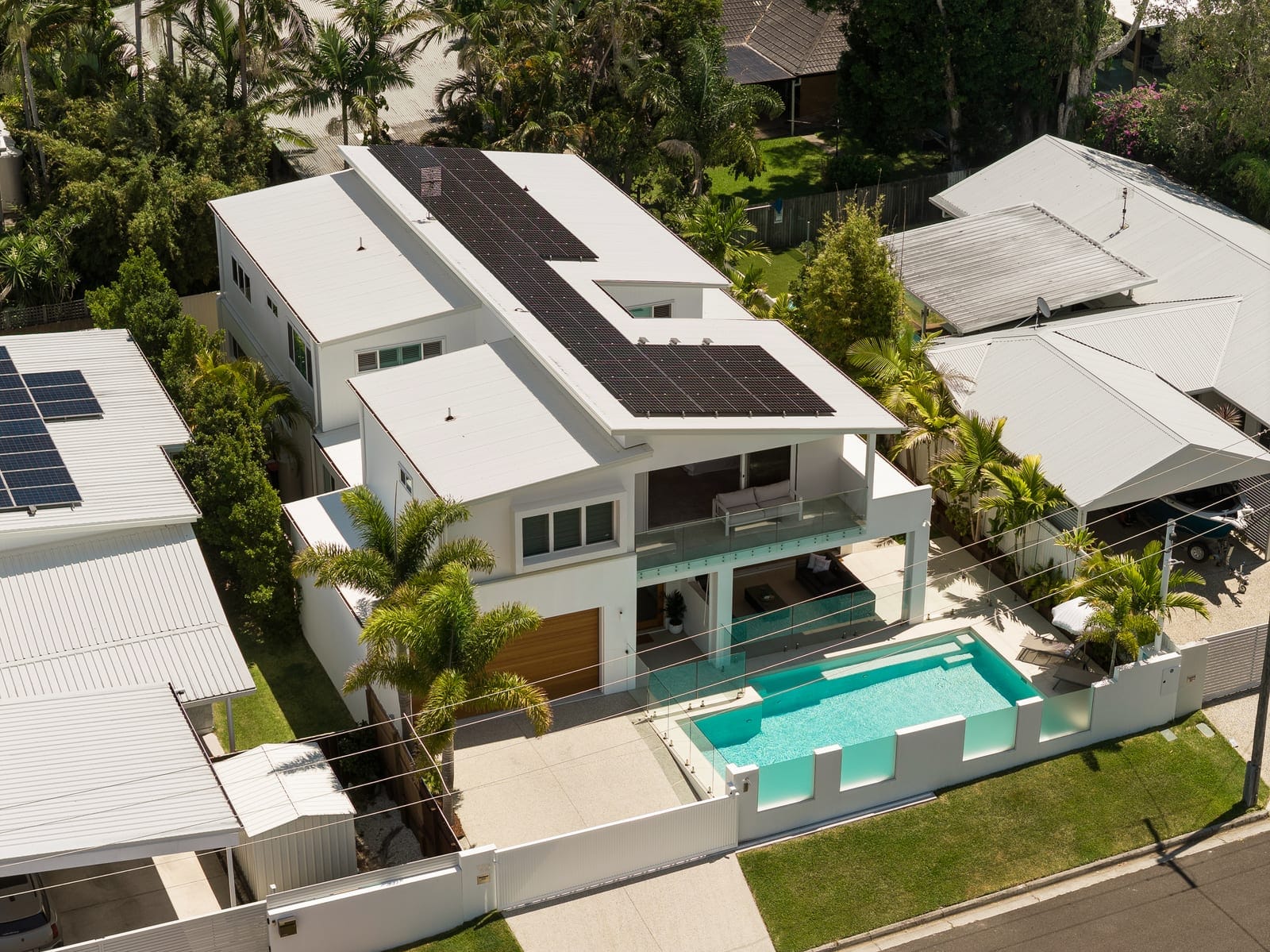 Design Perfection, Luxury Coastal Living with the Lot!