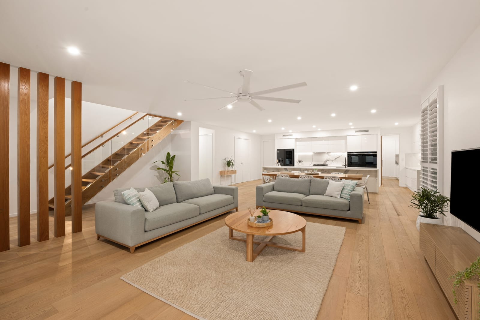 Design Perfection, Luxury Coastal Living with the Lot!