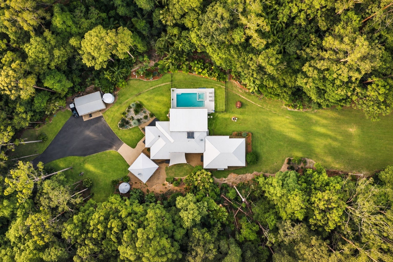 Total Privacy: Blue-Chip Lifestyle Acreage