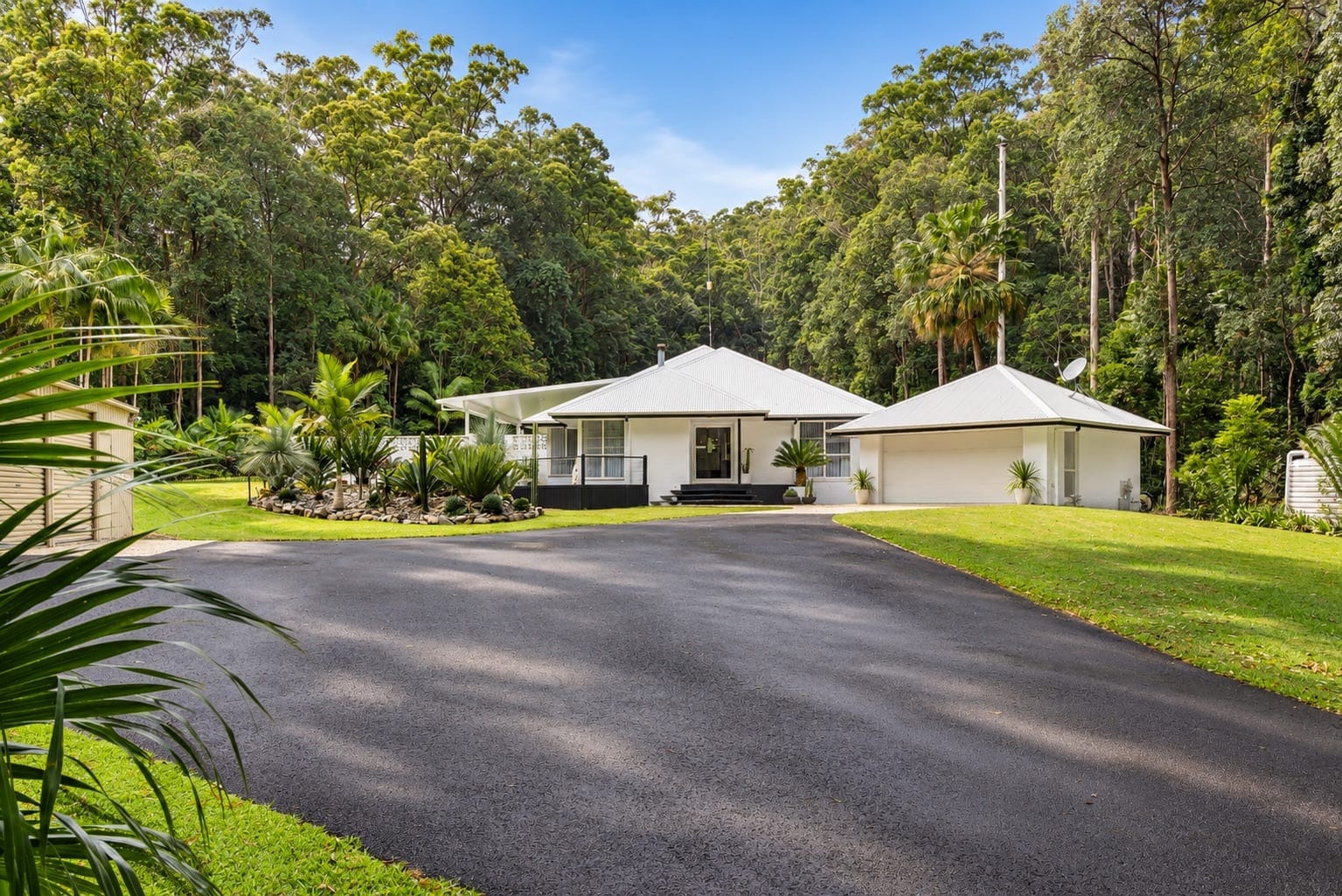 Total Privacy: Blue-Chip Lifestyle Acreage