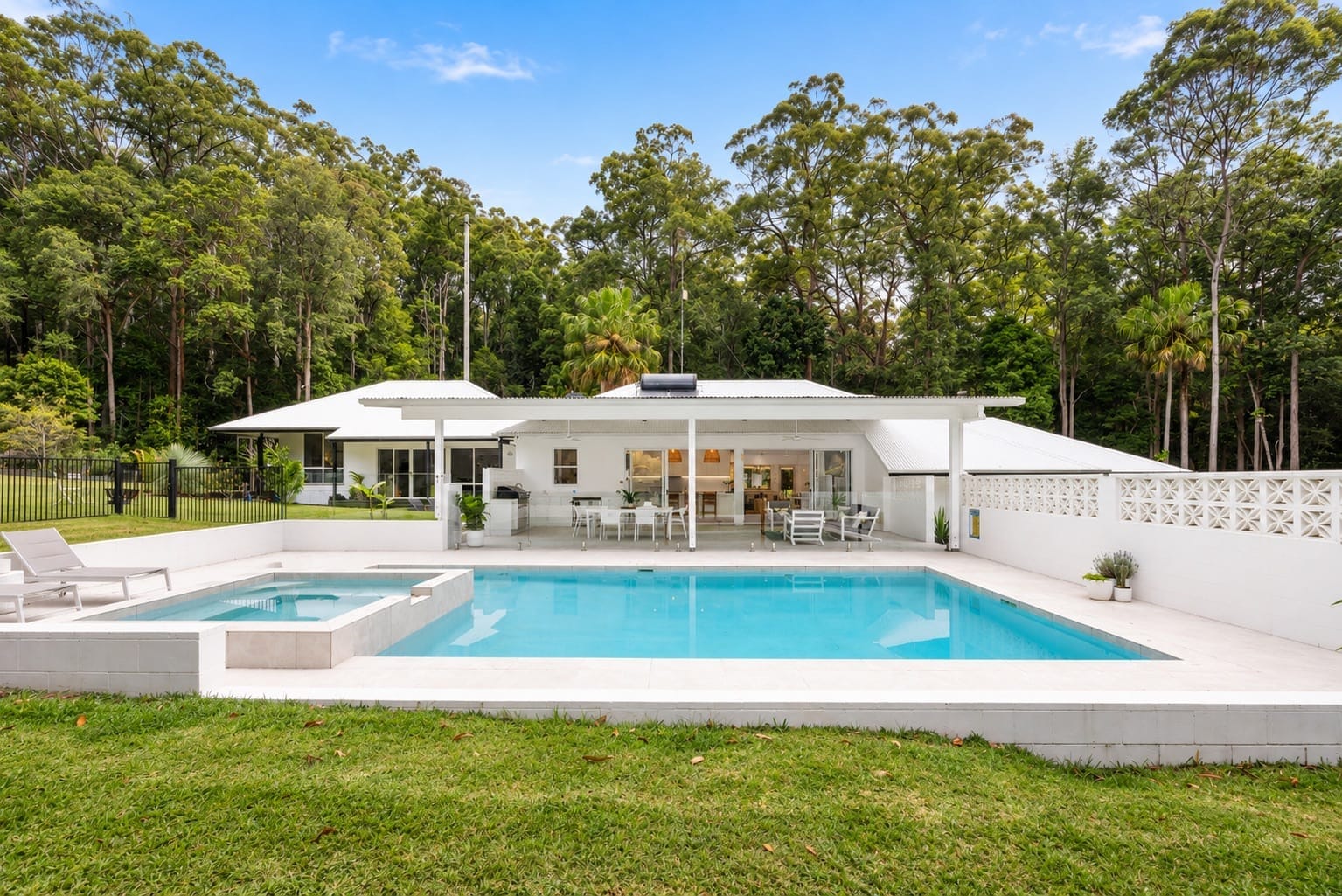 Total Privacy: Blue-Chip Lifestyle Acreage