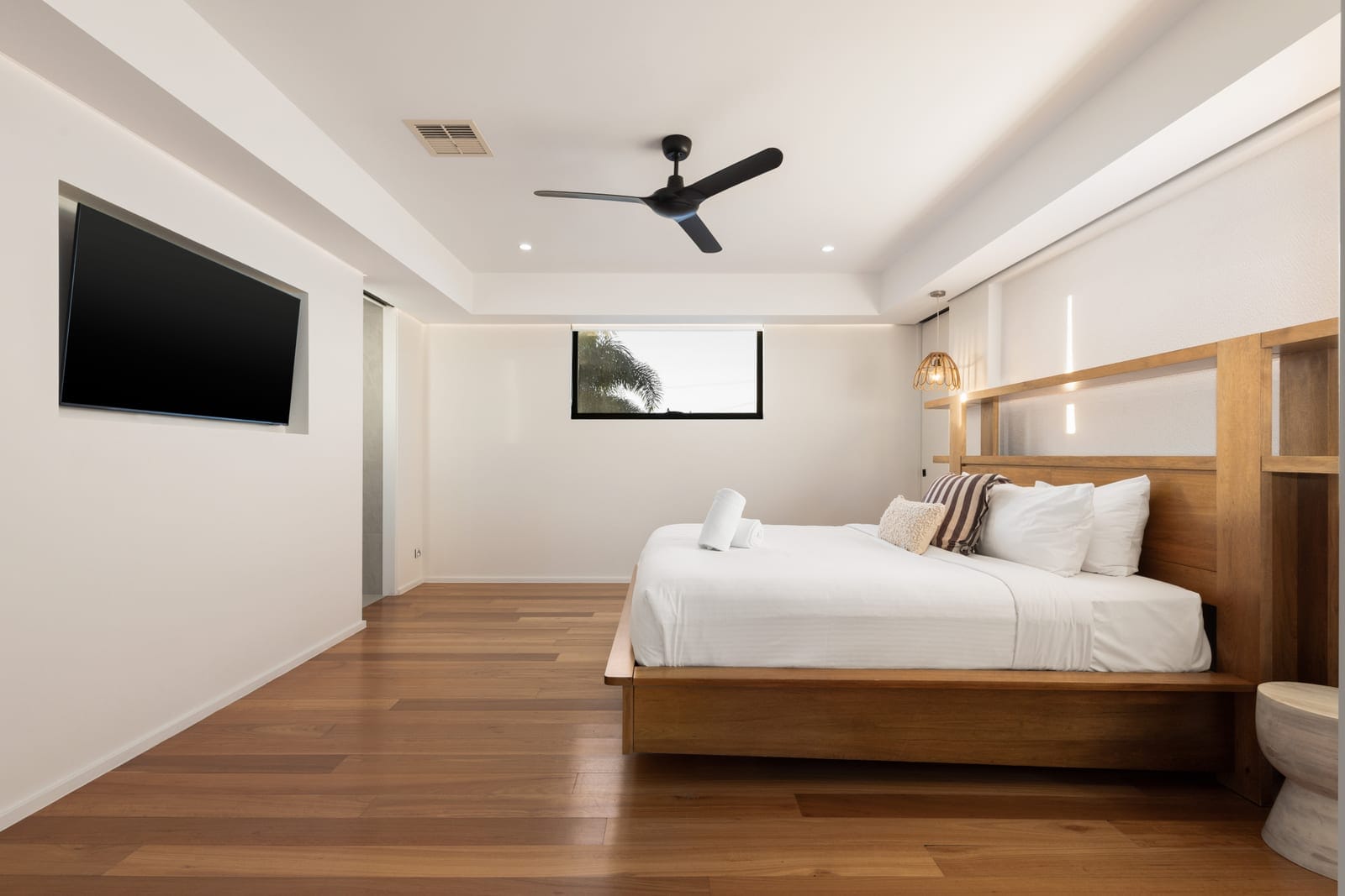 Bespoke Beachside Brilliance: Luxury, Location, Lifestyle!