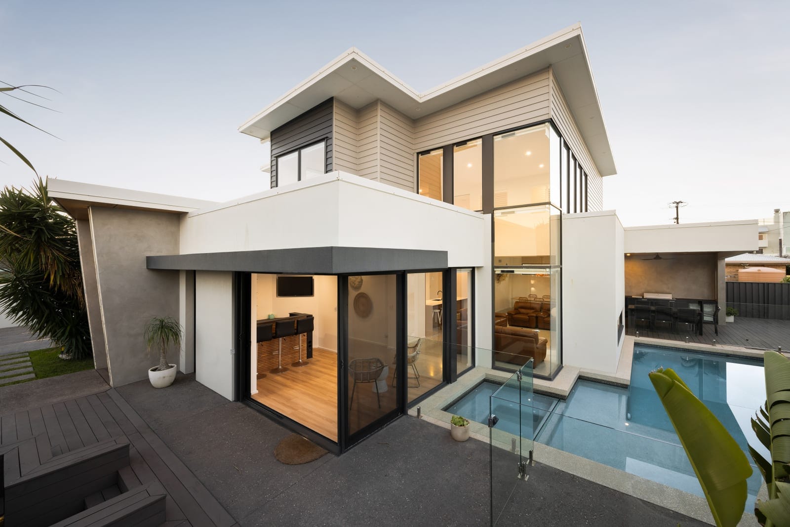 Bespoke Beachside Brilliance: Luxury, Location, Lifestyle!