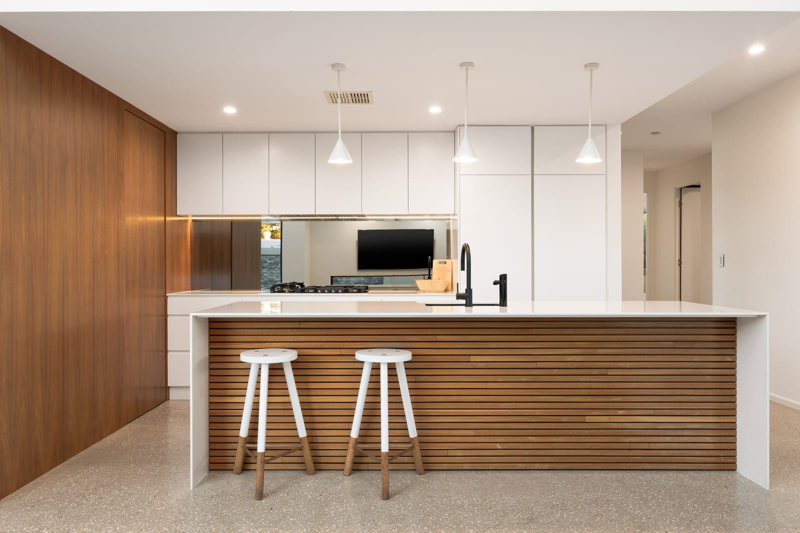 Bespoke Beachside Brilliance: Luxury, Location, Lifestyle!