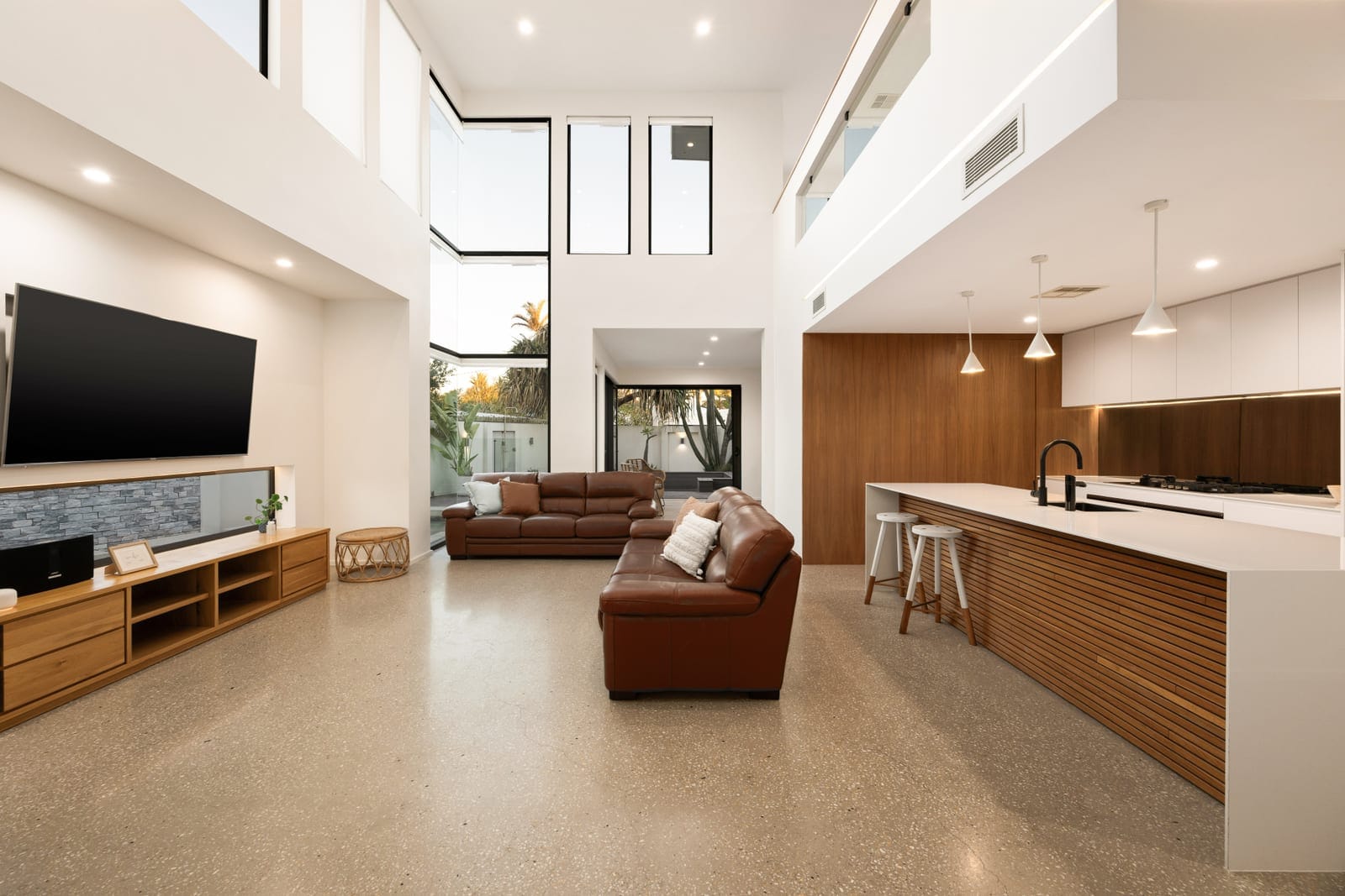 Bespoke Beachside Brilliance: Luxury, Location, Lifestyle!