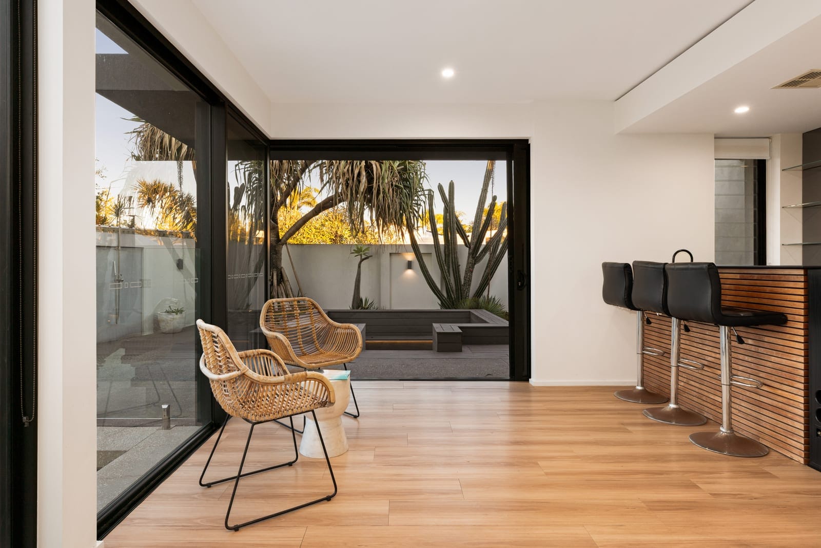 Bespoke Beachside Brilliance: Luxury, Location, Lifestyle!