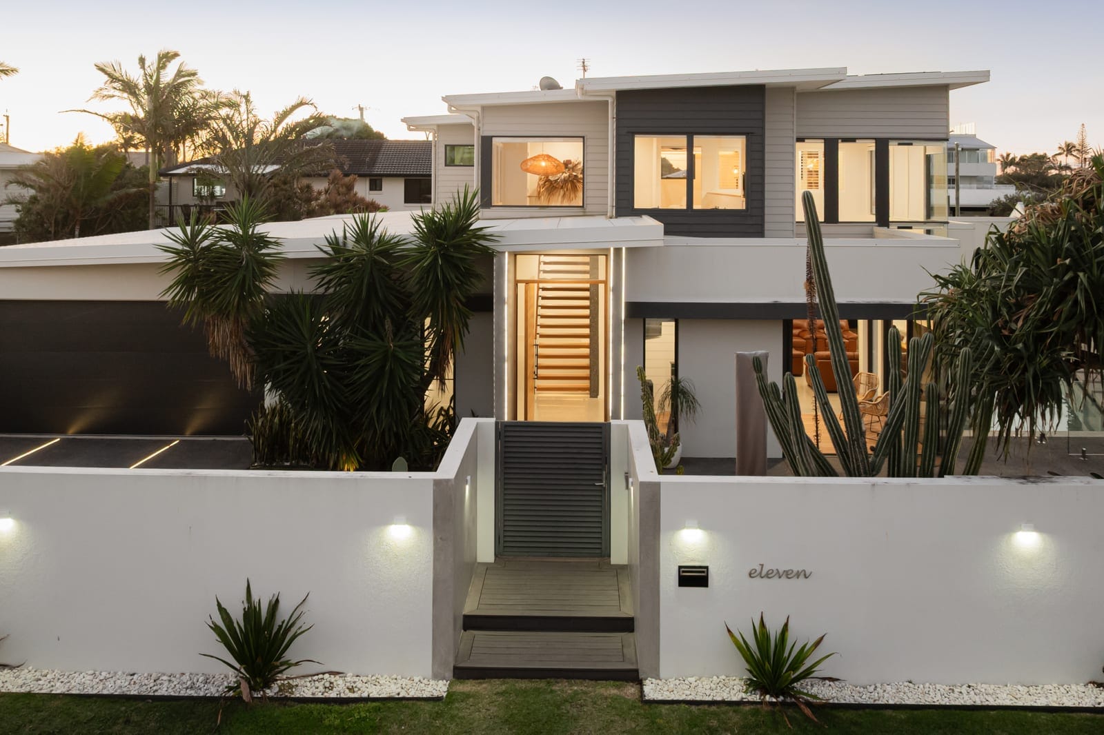 Bespoke Beachside Brilliance: Luxury, Location, Lifestyle!