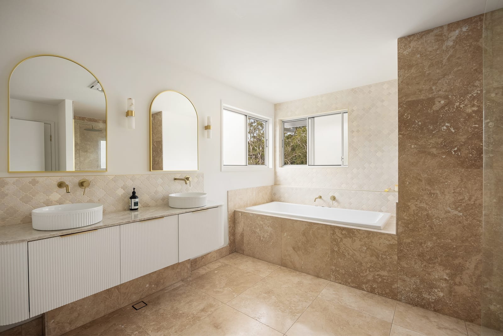 Dreamy Pool, Mediterranean Alfresco & Walk to the Beach!
