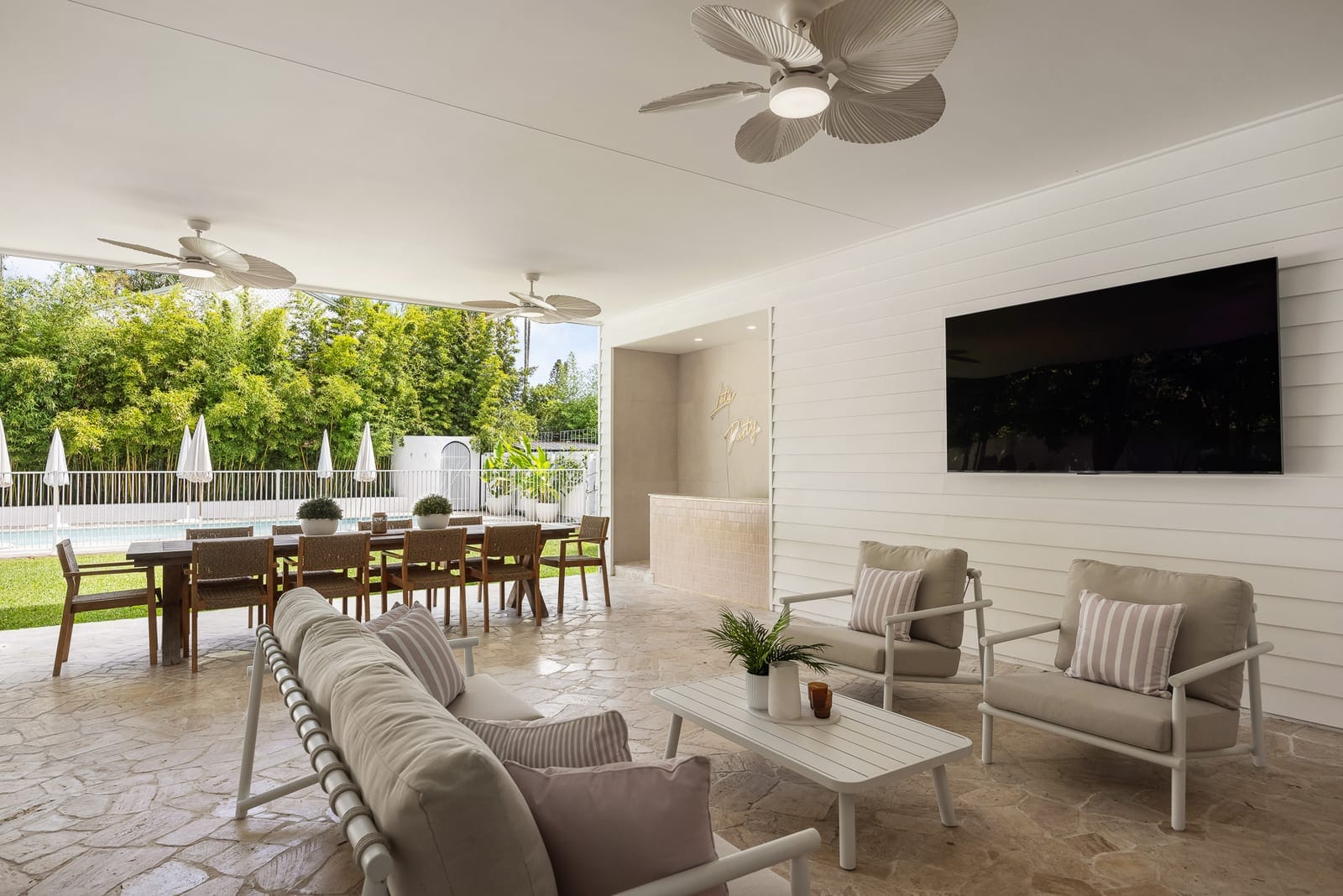 Dreamy Pool, Mediterranean Alfresco & Walk to the Beach!
