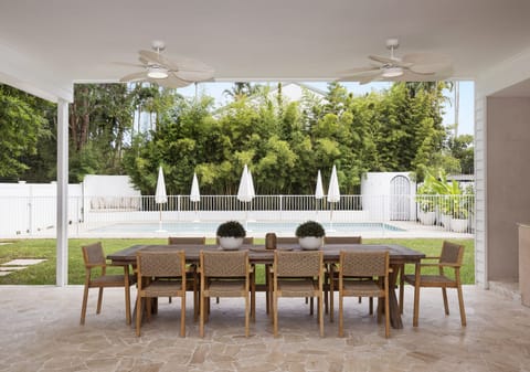 Dreamy Pool, Mediterranean Alfresco & Walk to the Beach!