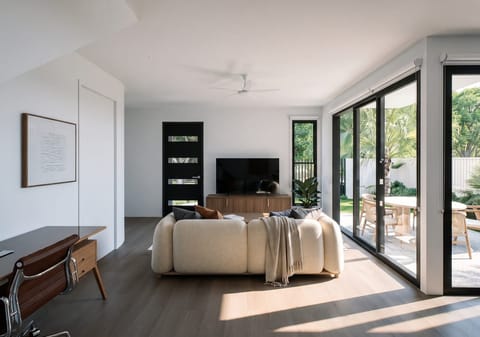 Contemporary Coastal Living, Moments from Picnic Point