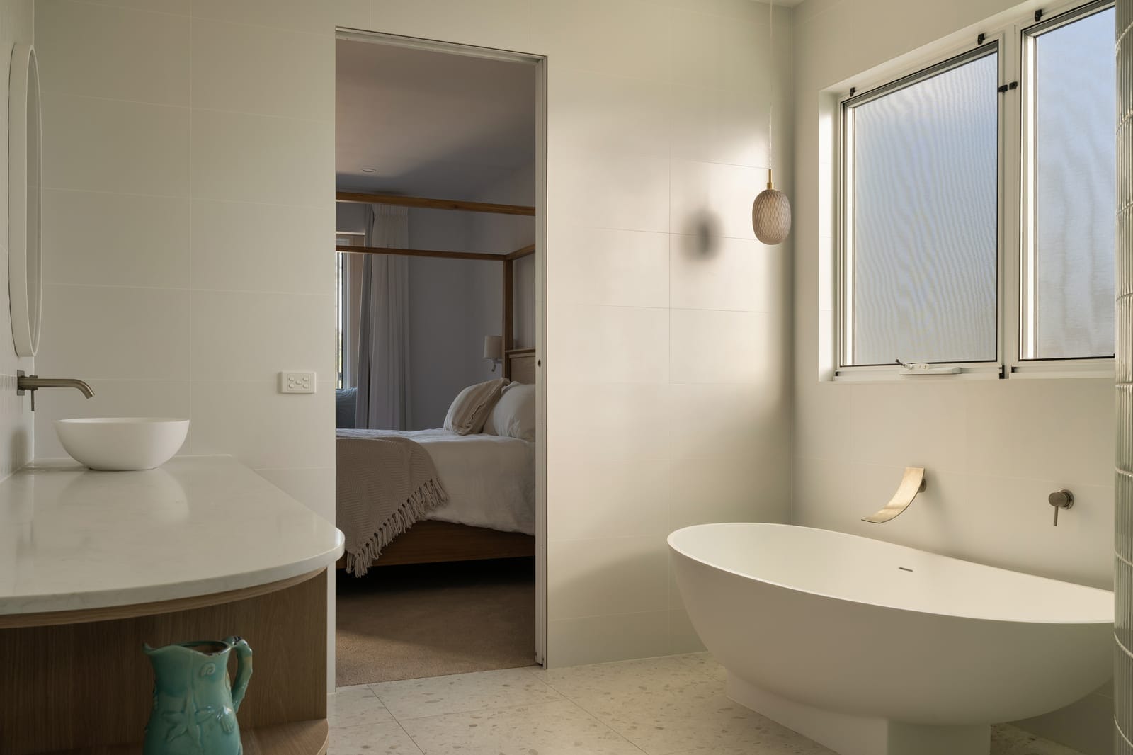 Stunning Bespoke Build, One Block to Shelly Beach!