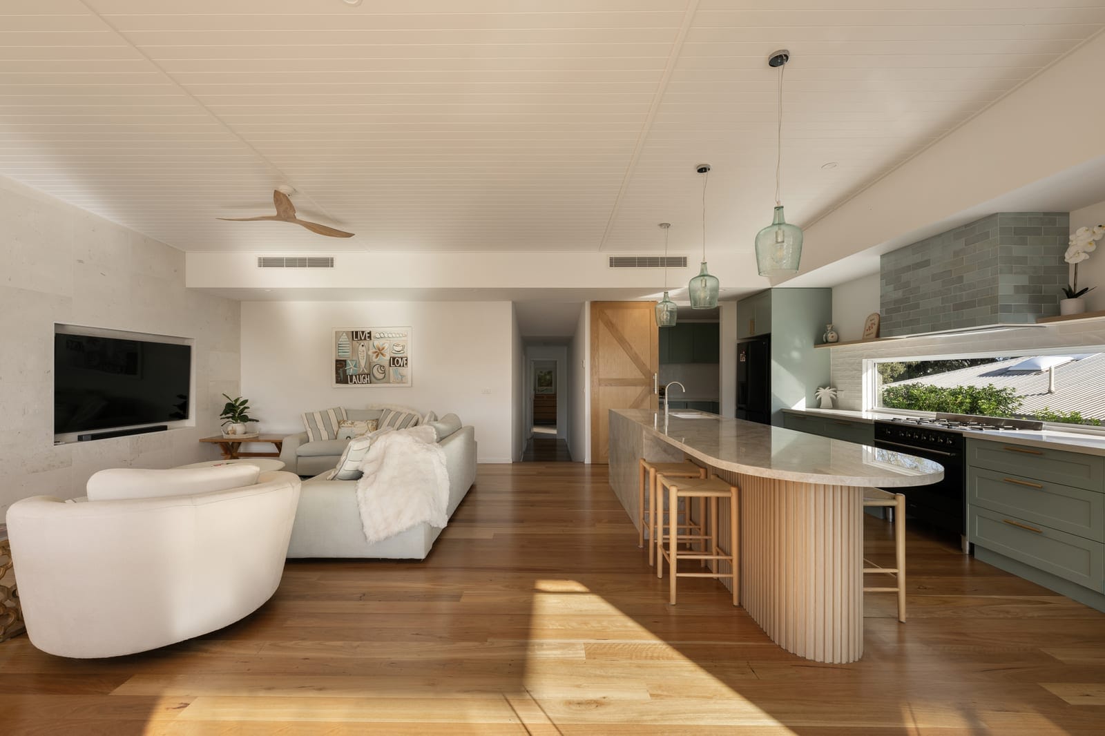 Stunning Bespoke Build, One Block to Shelly Beach!