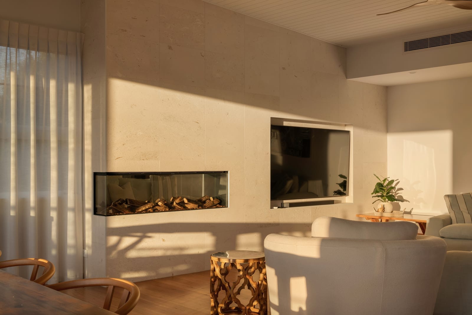 Stunning Bespoke Build, One Block to Shelly Beach!