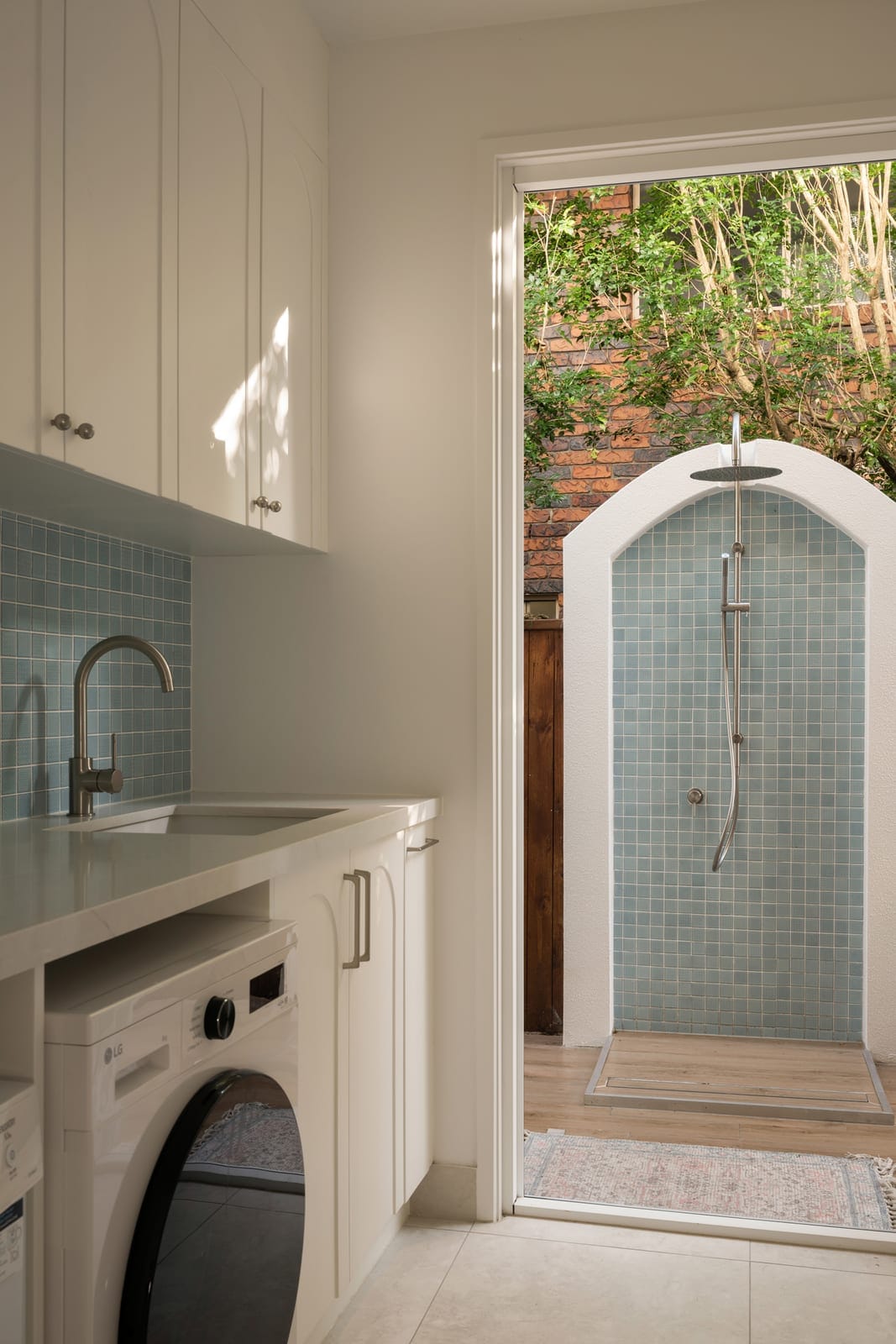 Stunning Bespoke Build, One Block to Shelly Beach!