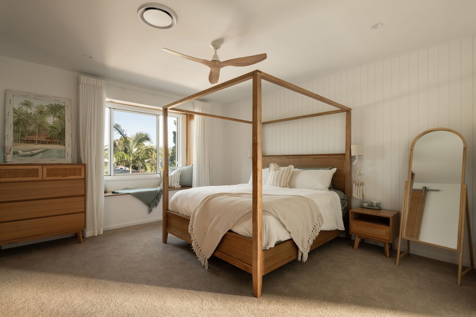 Stunning Bespoke Build, One Block to Shelly Beach!