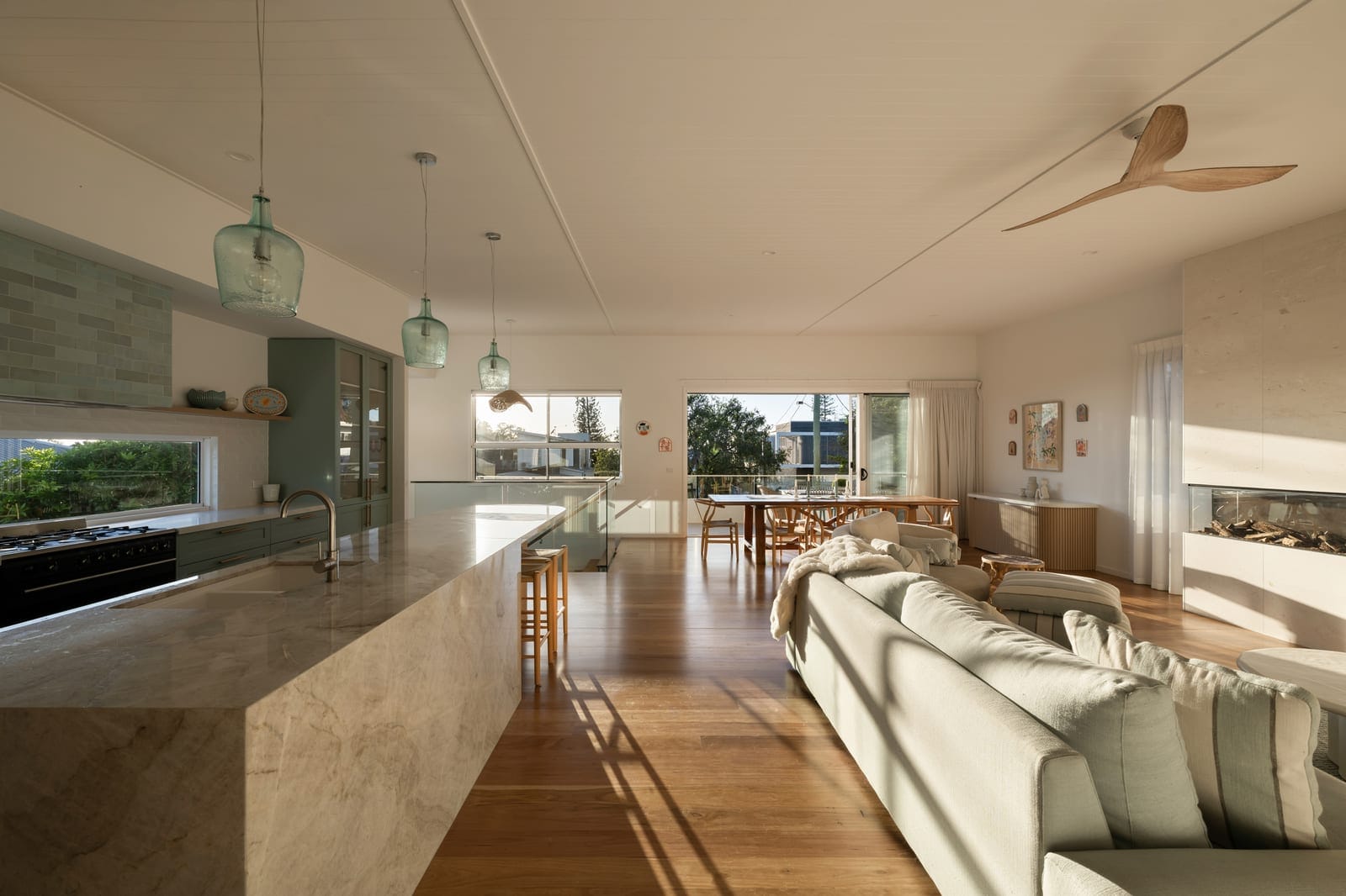 Stunning Bespoke Build, One Block to Shelly Beach!