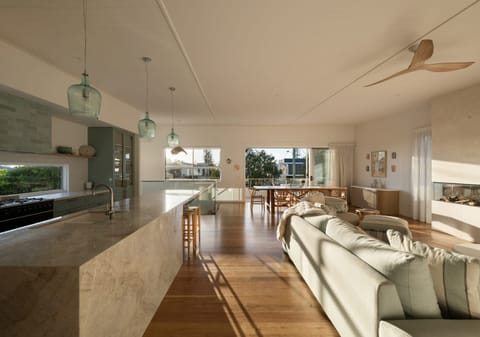 Stunning Bespoke Build, One Block to Shelly Beach!