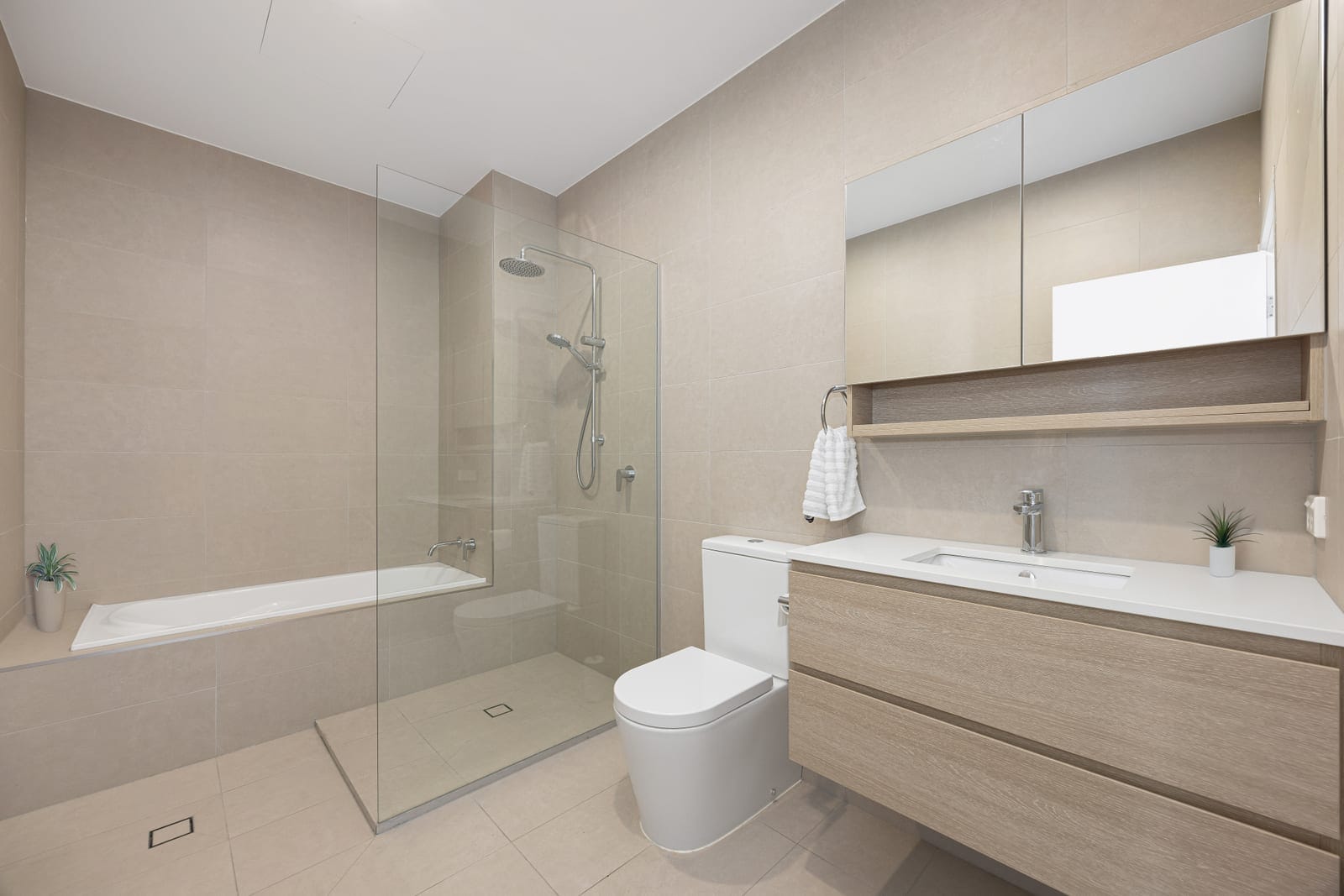 CBD Sky-Home Luxury With Panoramic Coastline Views
