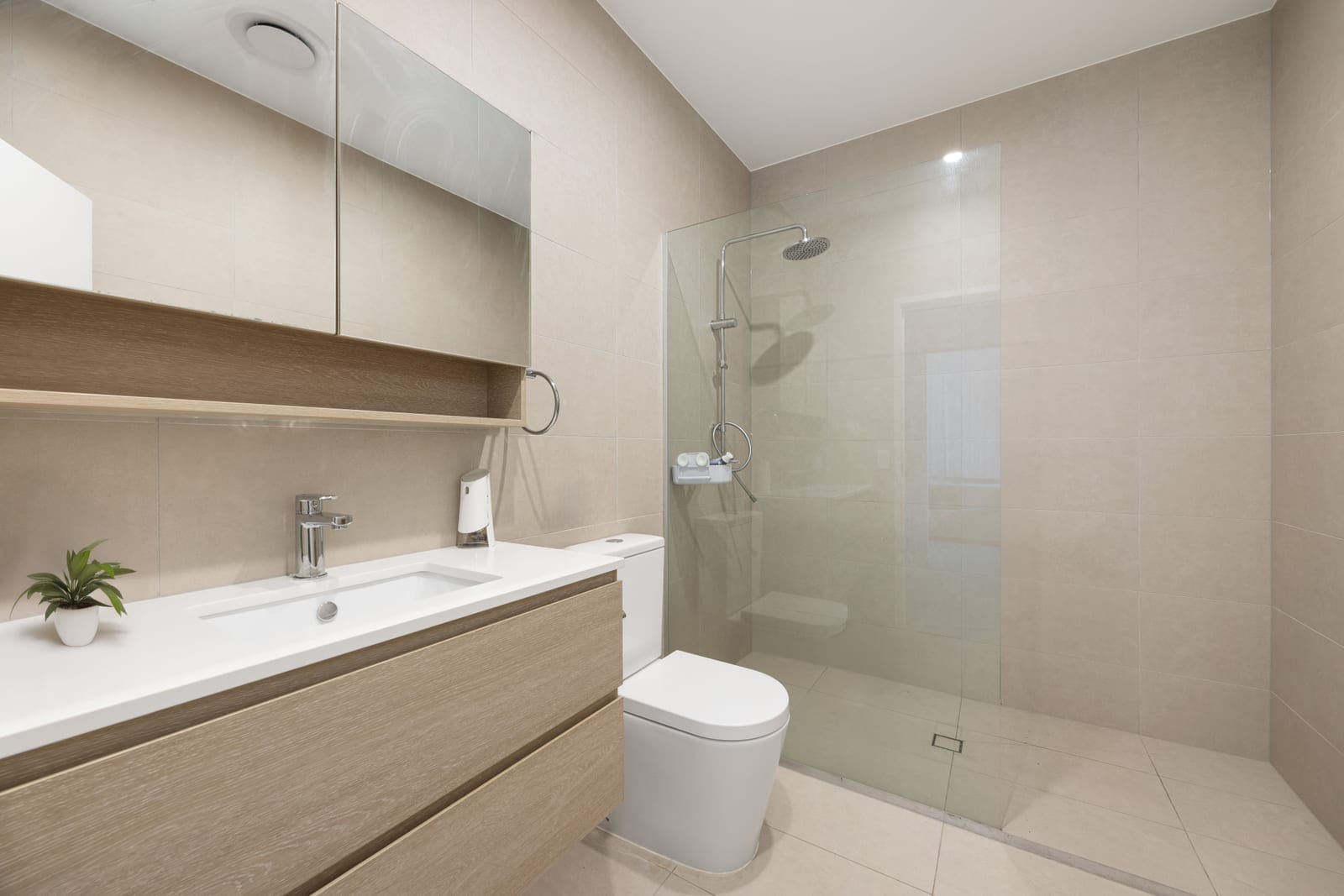 CBD Sky-Home Luxury With Panoramic Coastline Views
