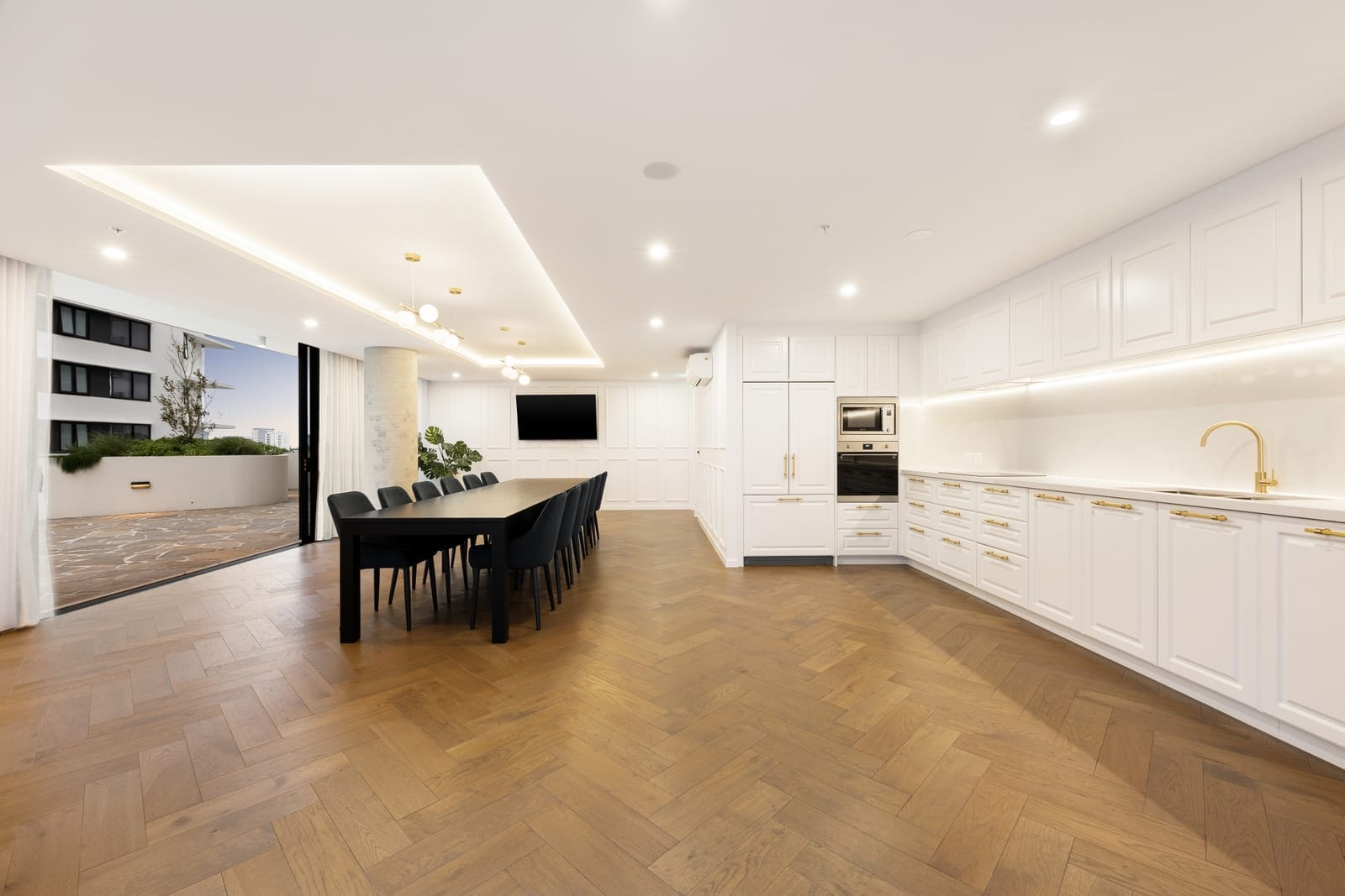 CBD Sky-Home Luxury With Panoramic Coastline Views