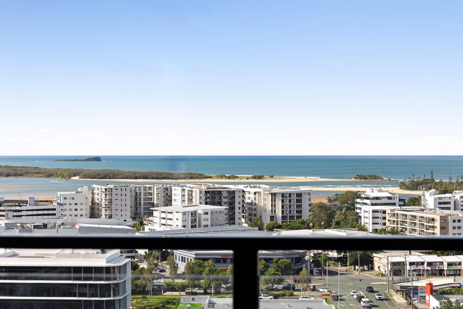 CBD Sky-Home Luxury With Panoramic Coastline Views