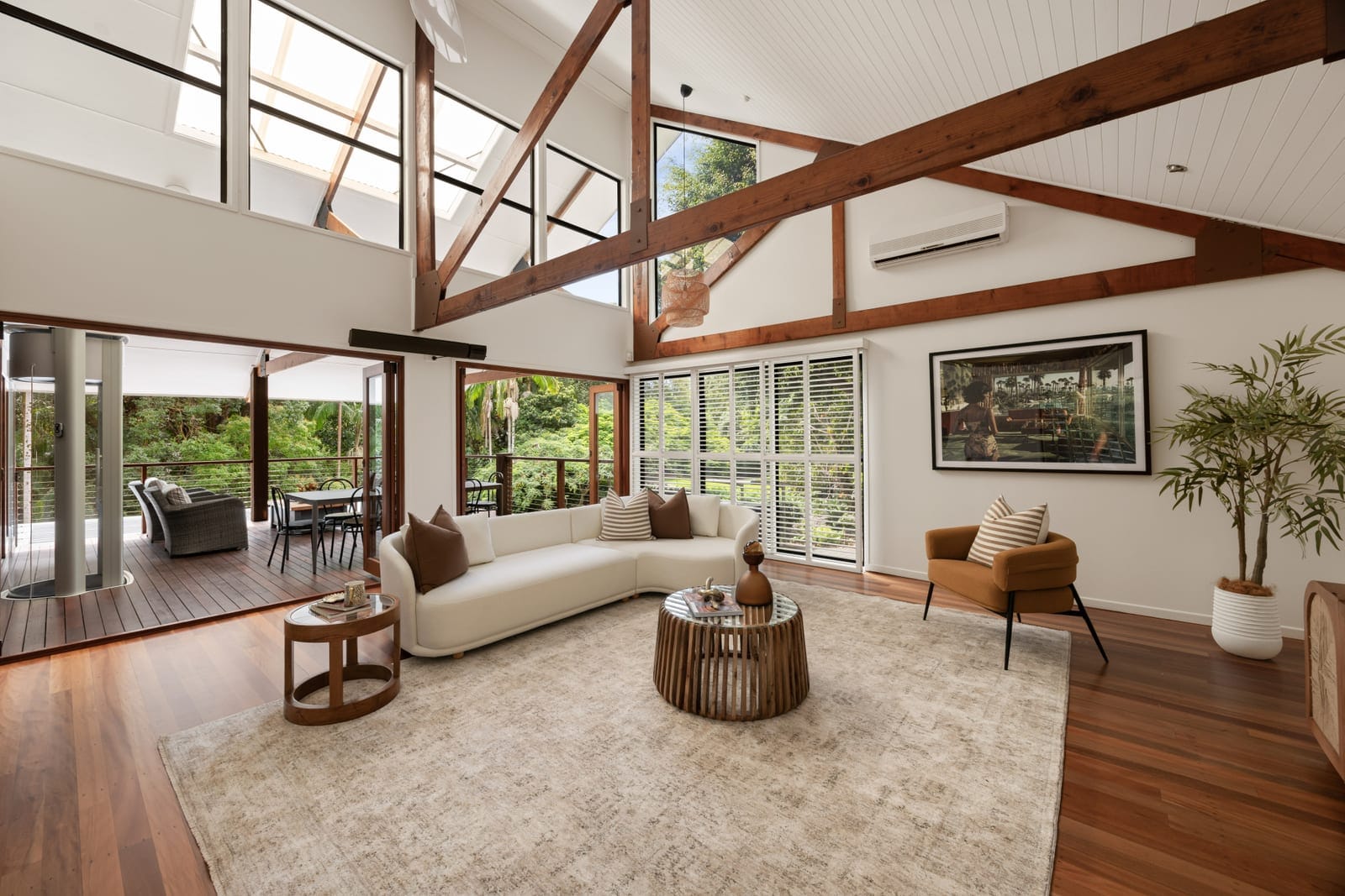 Private Acreage Retreat: Expansive Family Living on 5,084m² in Prestigious Mons