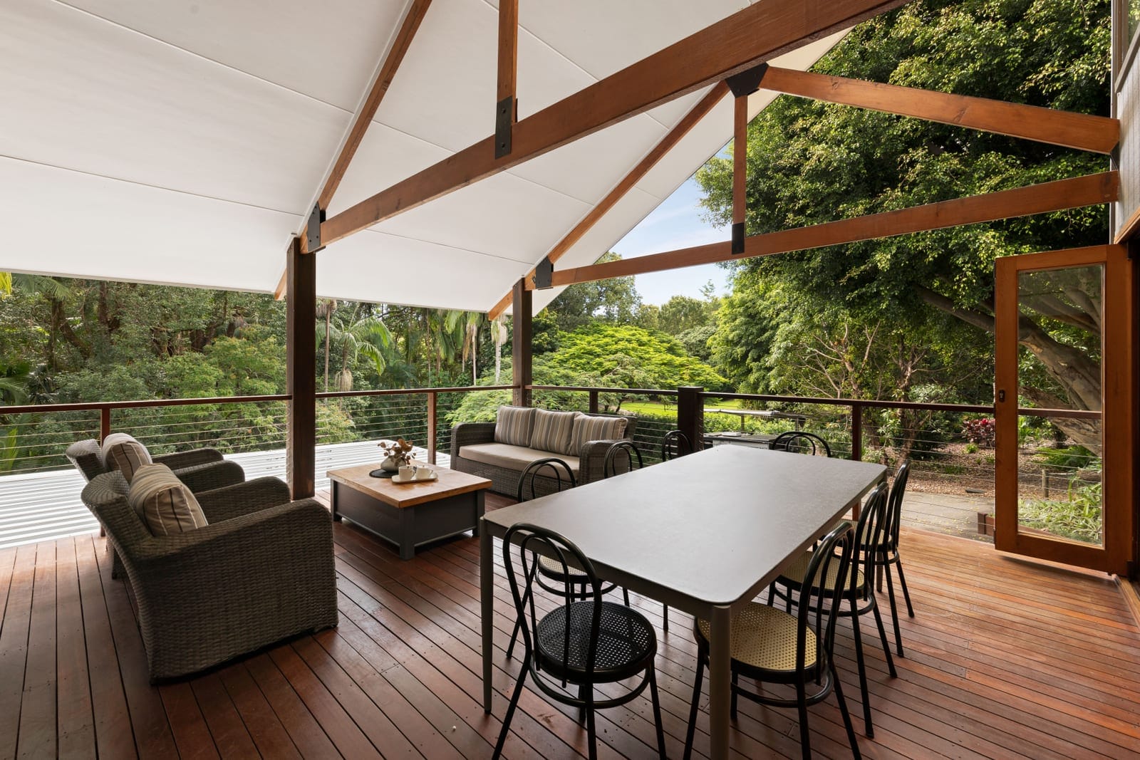 Private Acreage Retreat: Expansive Family Living on 5,084m² in Prestigious Mons