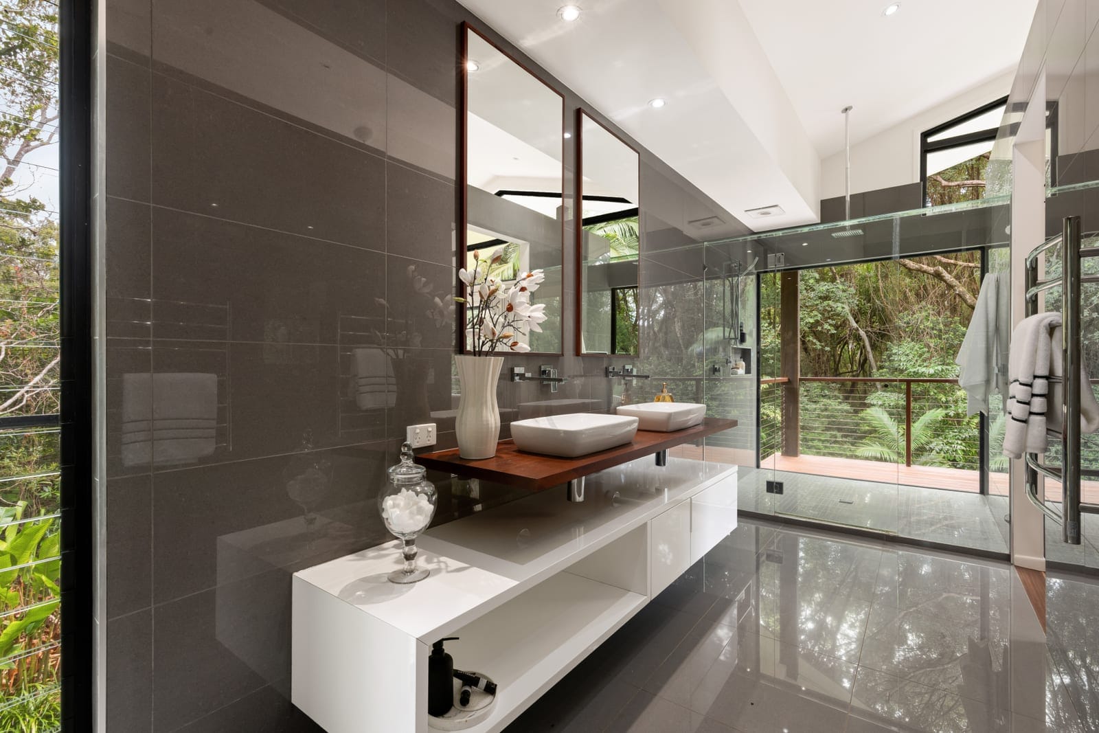 Private Acreage Retreat: Expansive Family Living on 5,084m² in Prestigious Mons