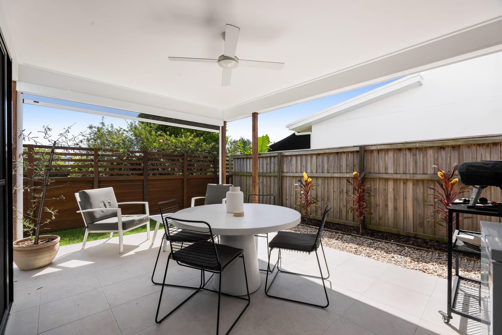 Light-Filled Designer Living: Location-Central!