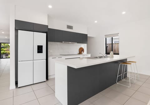 Light-Filled Designer Living: Location-Central!