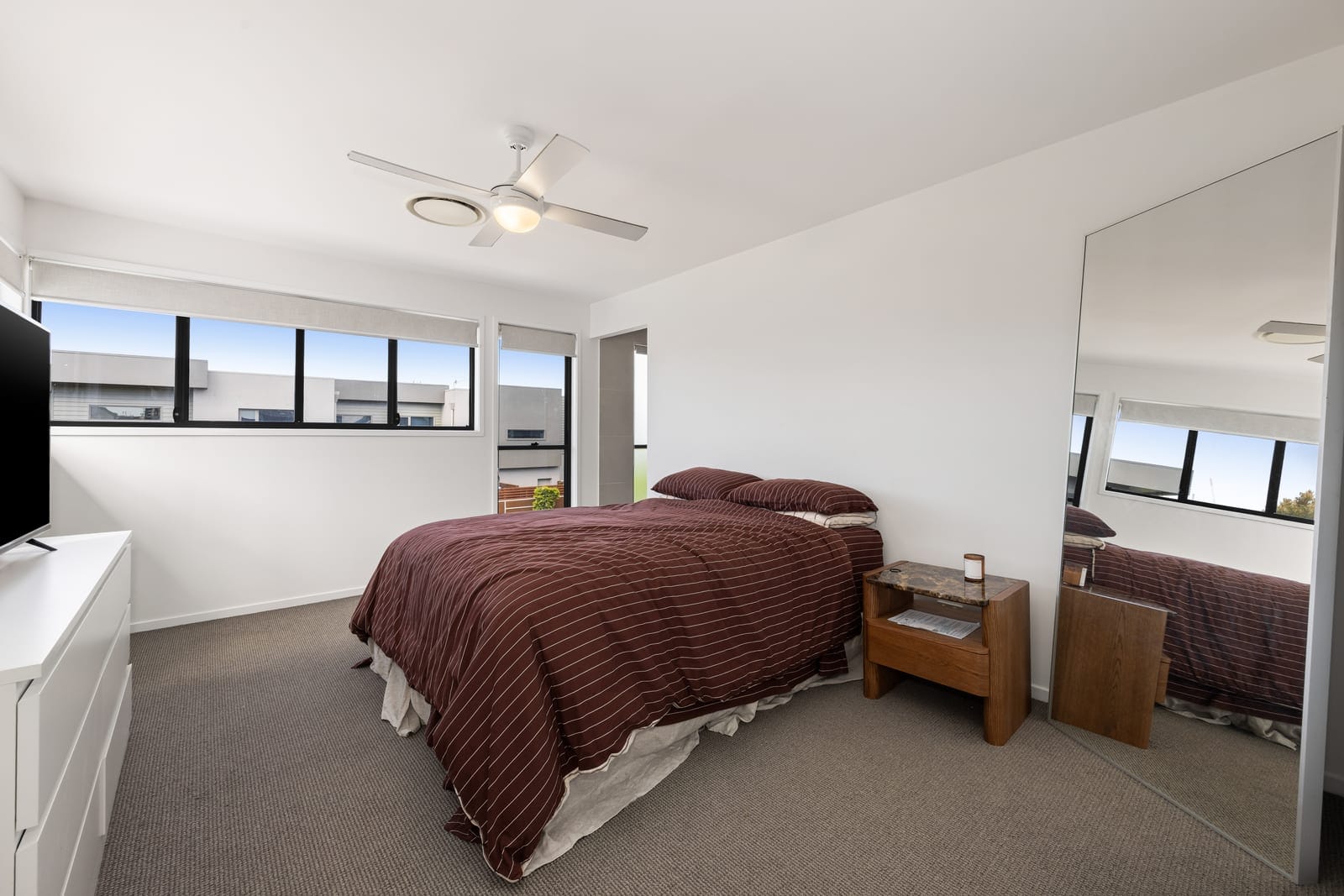 Light-Filled Designer Living: Location-Central!