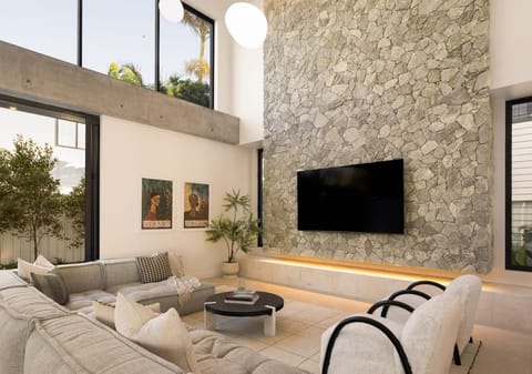 Brand New: High-End Luxury Living, 100m to the Beach