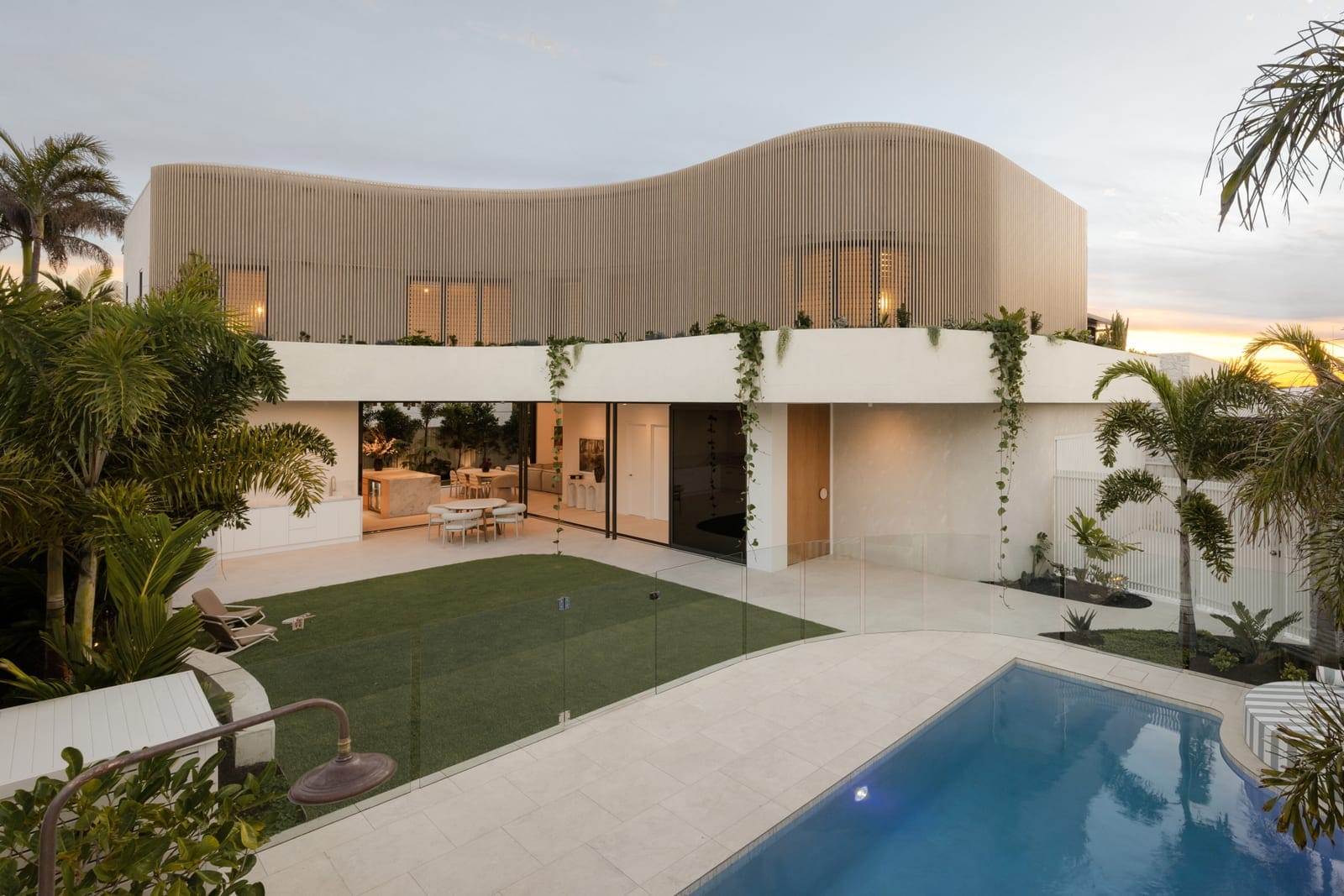 Brand New: High-End Luxury Living, 100m to the Beach