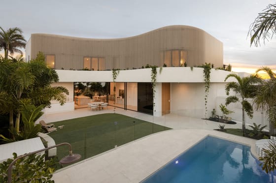 Brand New: High-End Luxury Living, 100m to the Beach