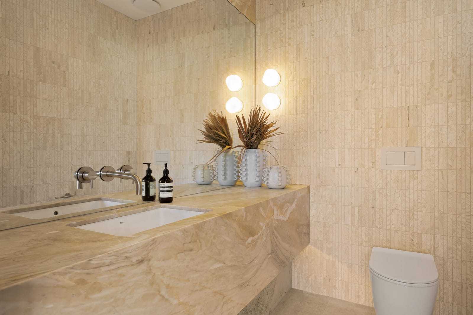 Brand New: High-End Luxury Living, 100m to the Beach
