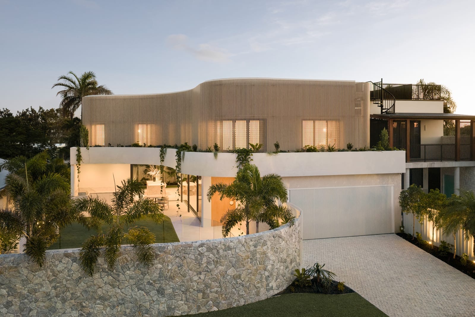 Brand New: High-End Luxury Living, 100m to the Beach
