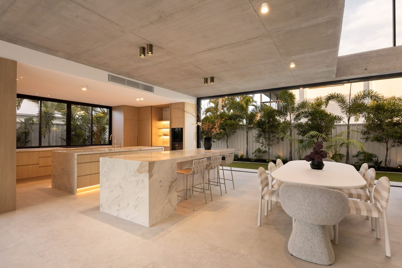 Brand New: High-End Luxury Living, 100m to the Beach