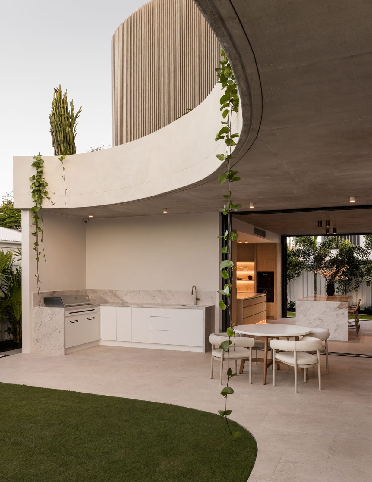 Brand New: High-End Luxury Living, 100m to the Beach