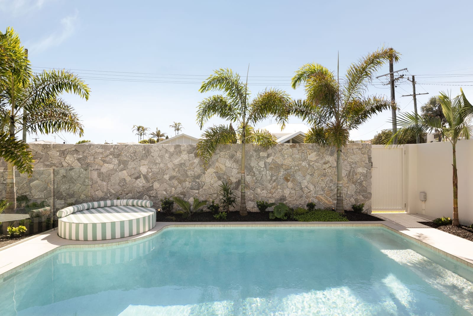 Brand New: High-End Luxury Living, 100m to the Beach