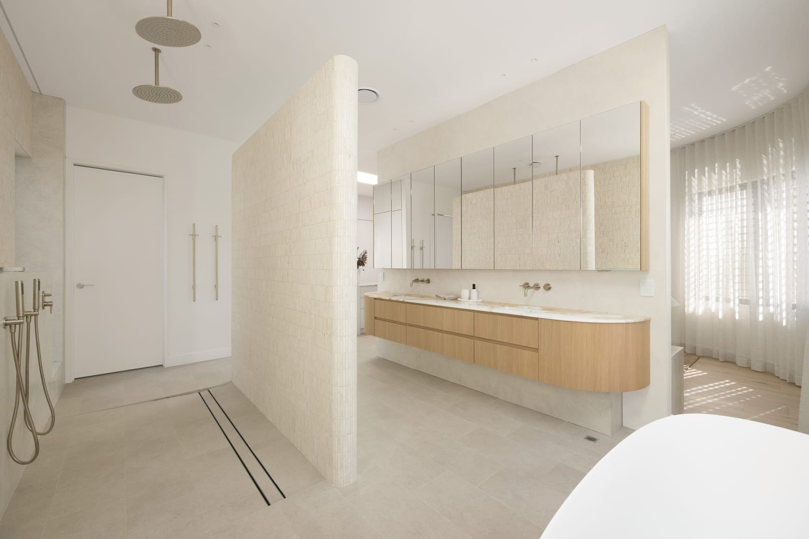 Brand New: High-End Luxury Living, 100m to the Beach
