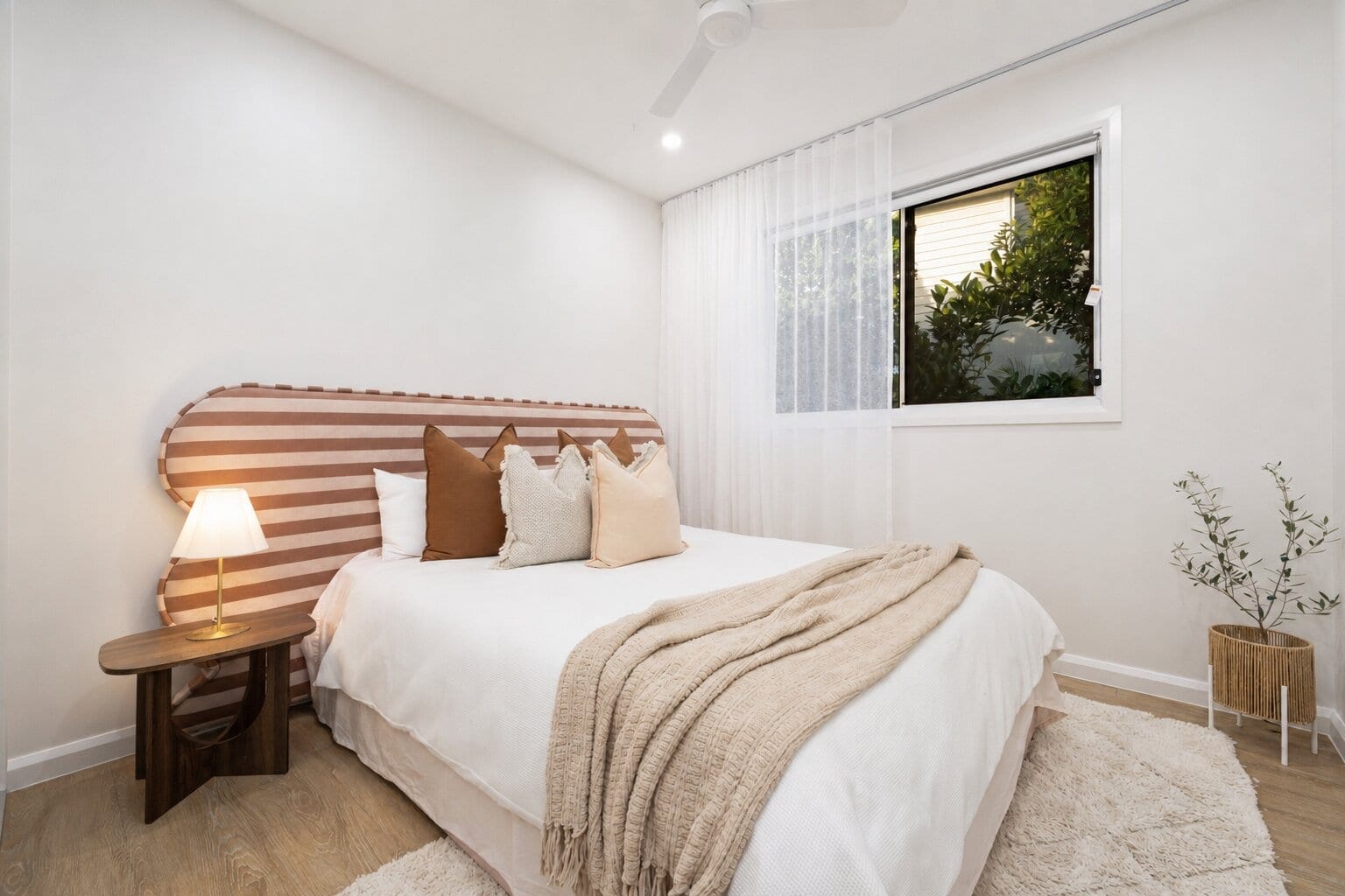 Customly Designed, Presentation-Perfect on Large 708m2 Block!