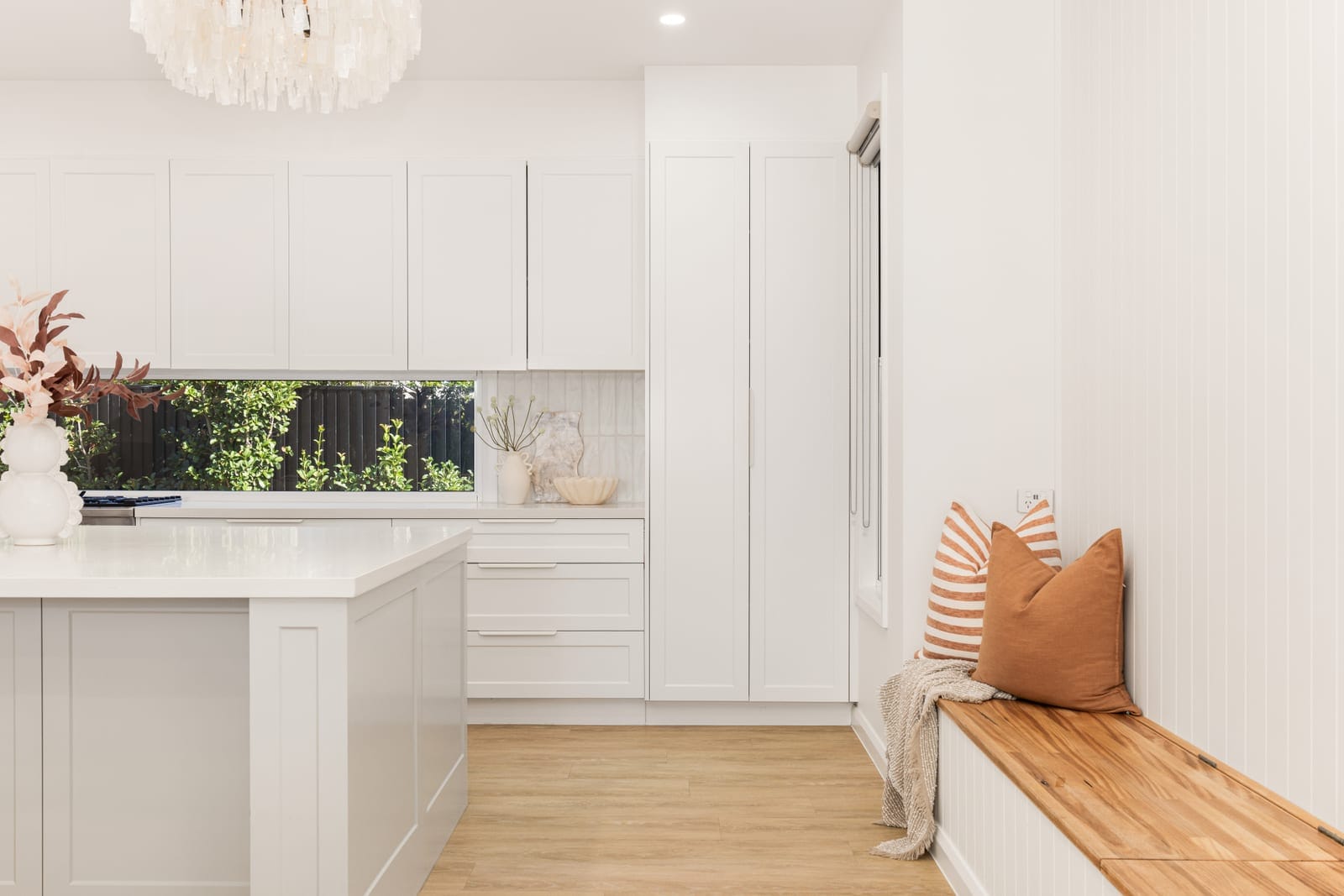 Customly Designed, Presentation-Perfect on Large 708m2 Block!